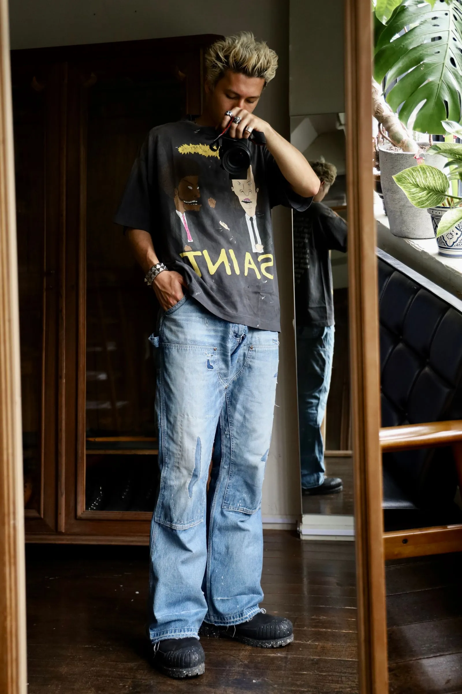 SAINT Mxxxxxx RAPTURE SS TEE/BLK Beavis and Butt-Head anime character TEE. Washed black S-XL. The print is from the characters of the American classic animation "Beavis and Butt-Head". It also pays tribute to the two classic killer characters in "Pulp Fiction". It is very witty and humorous. The whole garment is washed again.